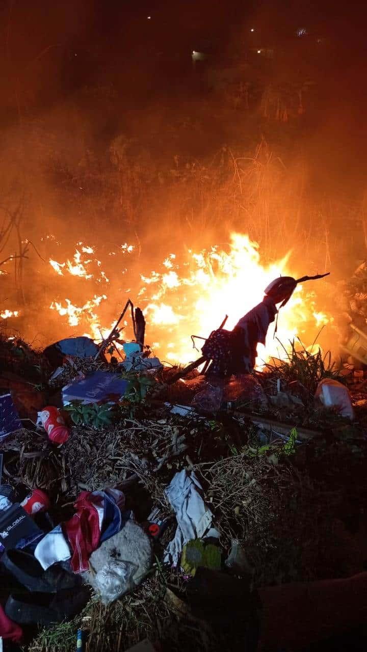 Vecinos alarmados por incendio en lote baldío en colonia Azteca, de Xalapa