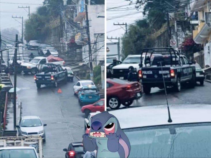 Patrulla choca con taxi y desquician la vialidad en esta calle de Xalapa