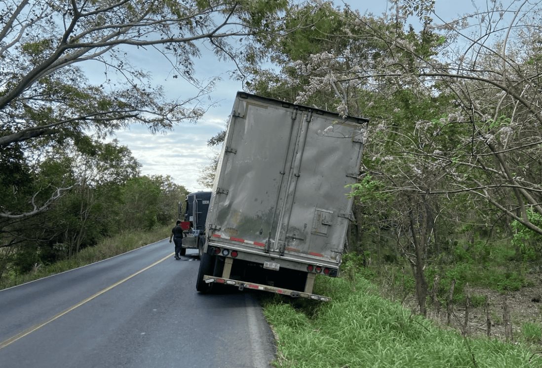 Tráiler casi vuelca en la carretera Matamoros-Puerto Juárez de Actopan