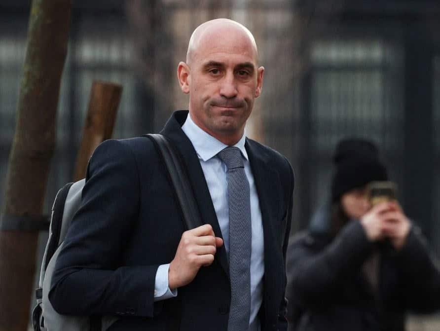 Luis Rubiales libra prisión pero pagará multa