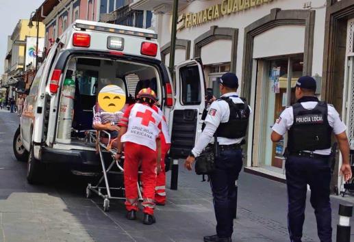 Hombre sufre fuerte caída en calles del centro de Orizaba