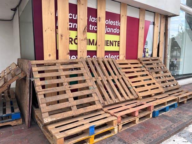 Dan cristalazo a comercio del centro histórico de Veracruz