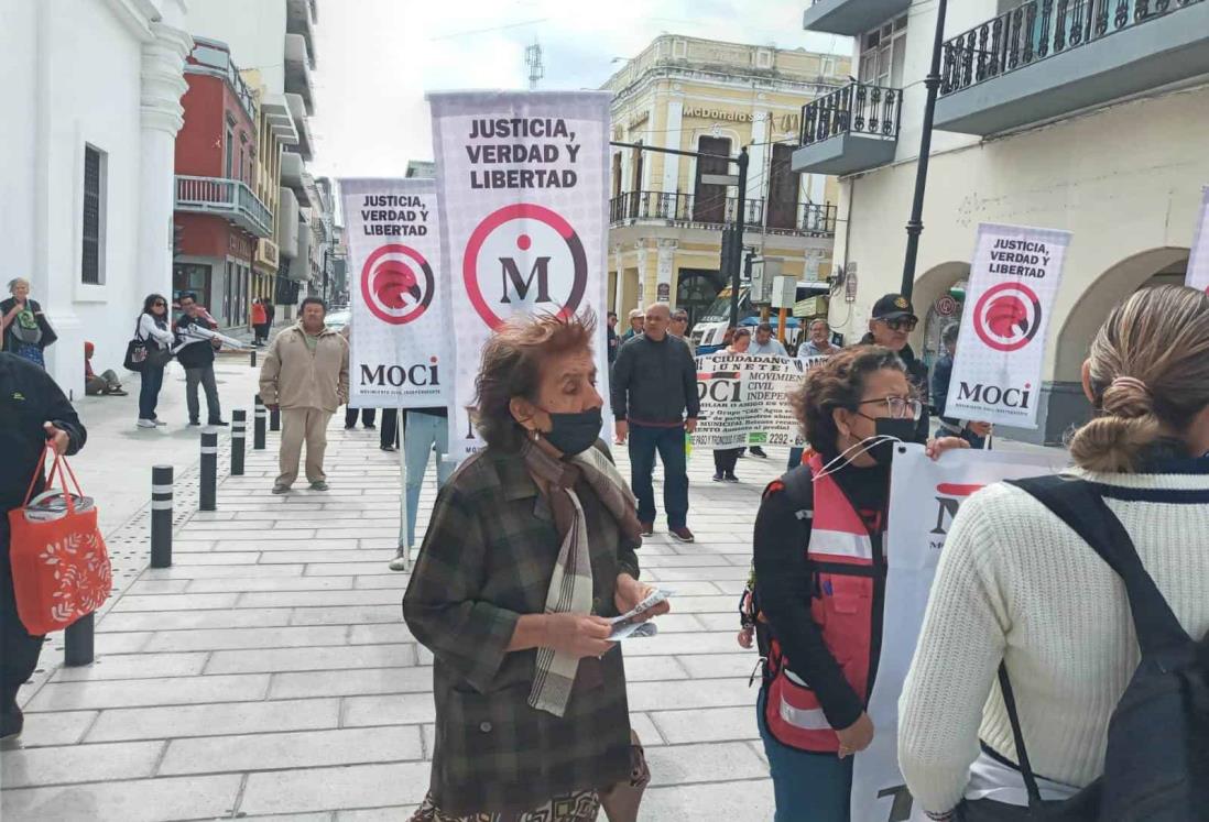 Marchan en calles del Centro Histórico de Veracruz ante los apagones de luz