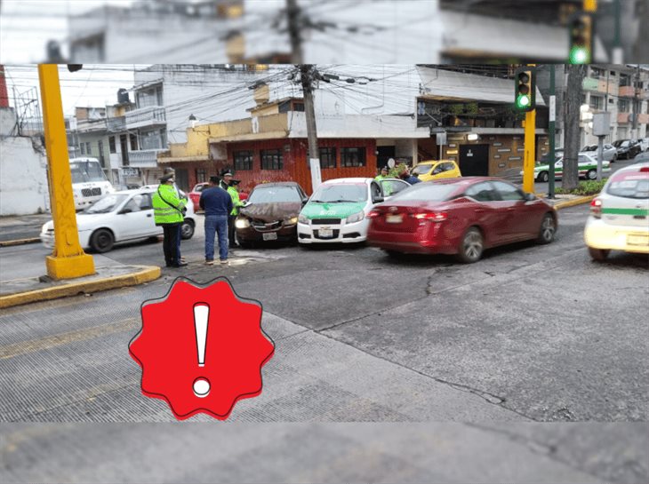 ¡Encontronazo! se registra choque entre taxi y auto en Xalapa