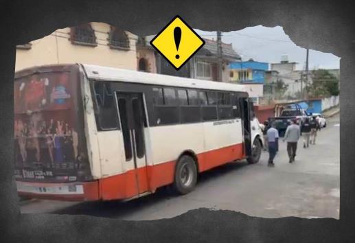 En Xalapa, evacúan autobús de pasajeros por presencia de humo