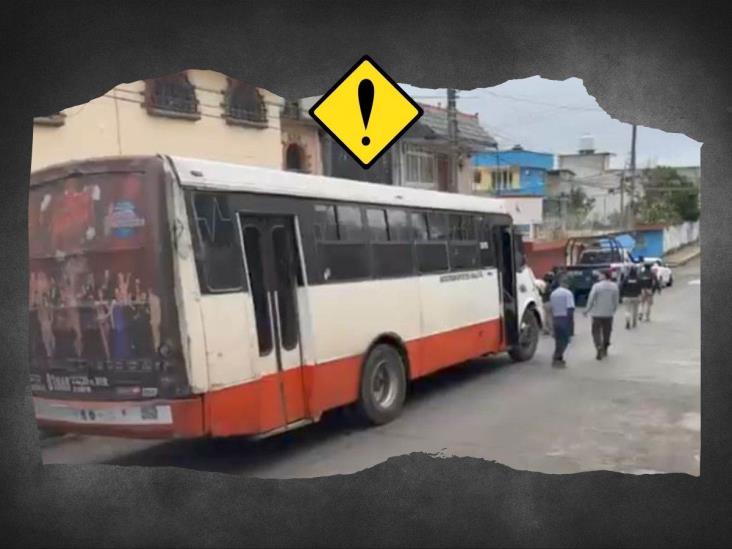 En Xalapa, evacúan autobús de pasajeros por presencia de humo