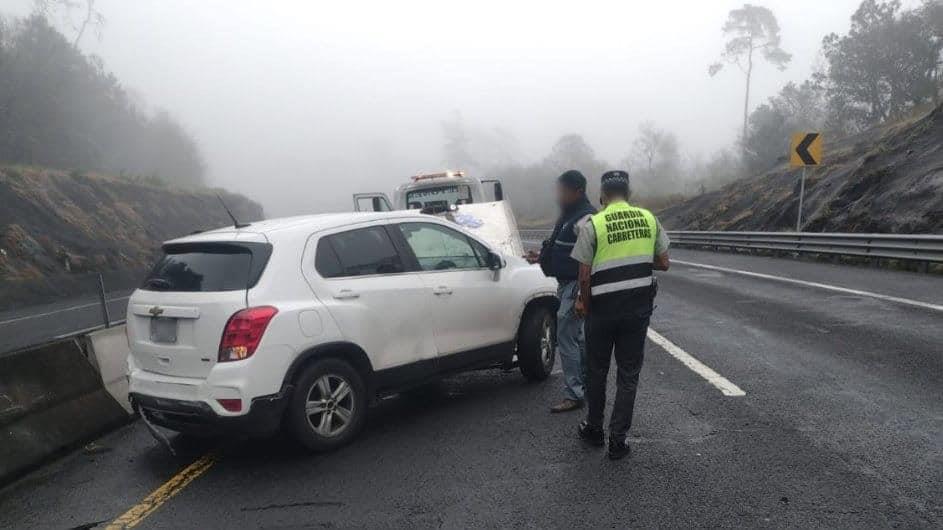 Camioneta se estrella contra muro en libramiento Xalapa-Perote