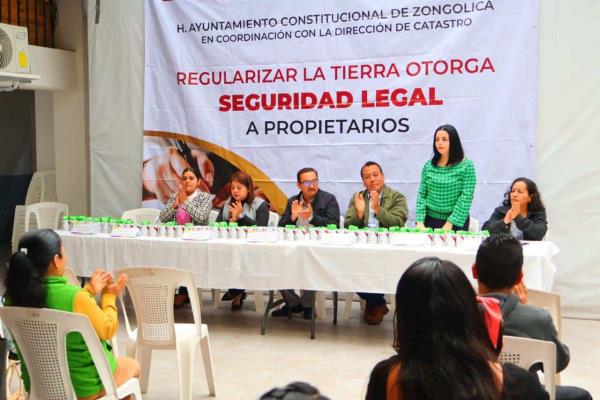 Presumen récord en entrega de escrituras a escuelas de Zongolica
