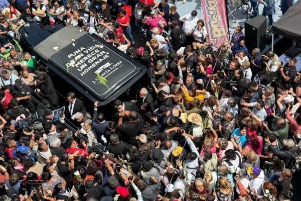 Con mariachis dan último adiós a Paquita la del Barrio en la Ciudad de México