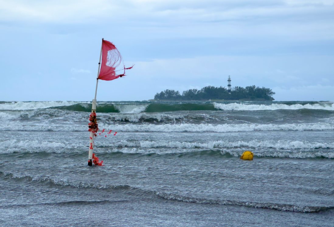 Playas de Veracruz y Boca del Río permanecen cerradas por oleaje elevado