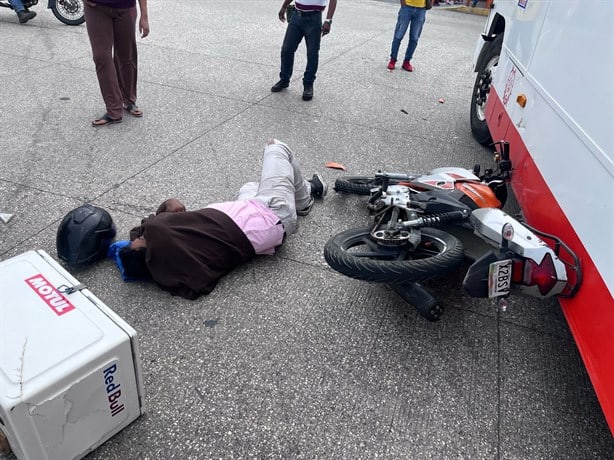 Motociclista en Veracruz choca contra un camión urbano y termina en hospital