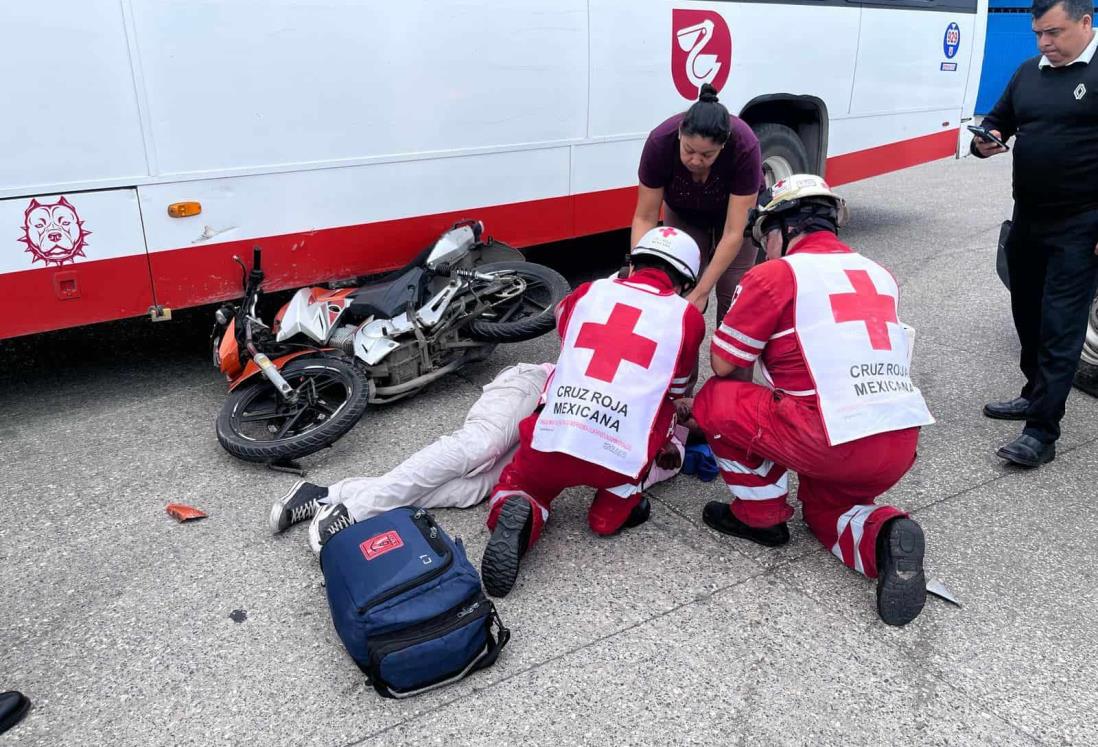 Motociclista en Veracruz choca contra un camión urbano y termina en hospital