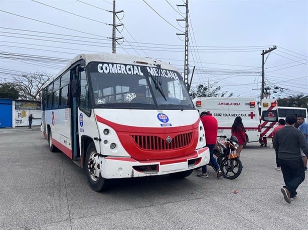 Motociclista en Veracruz choca contra un camión urbano y termina en hospital