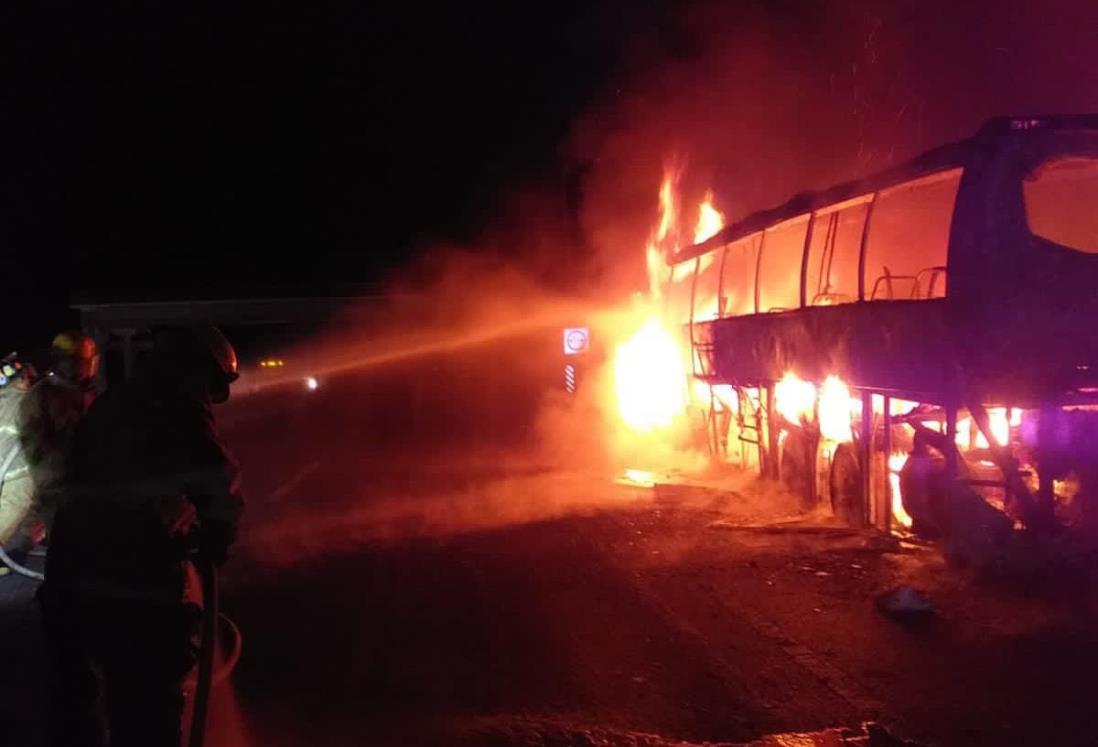 Se incendia autobús de turismo en carretera de Cempoala