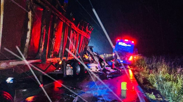 Tráiler se impacta contra autobús de pasajeros en la carretera Las Matas