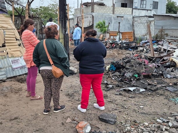 Mujer pide apoyo a la ciudadanía para recuperar su hogar, consumido por incendio en Veracruz