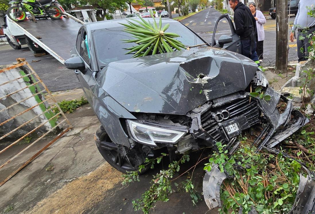 Auto se estrella contra barda de casa tras huir de choque en el Fraccionamiento Floresta, en Veracruz