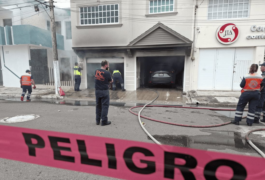 Bomberos salvan a una perrita y evitan incendio de auto en fraccionamiento Virginia de Boca del Río