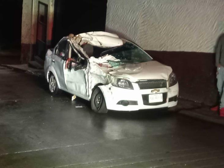 Exceso de velocidad y alcohol causan volcadura en Mártires de Chicago, en Xalapa