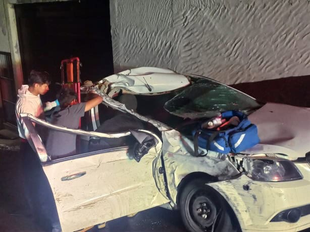 Exceso de velocidad y alcohol causan volcadura en Mártires de Chicago, en Xalapa