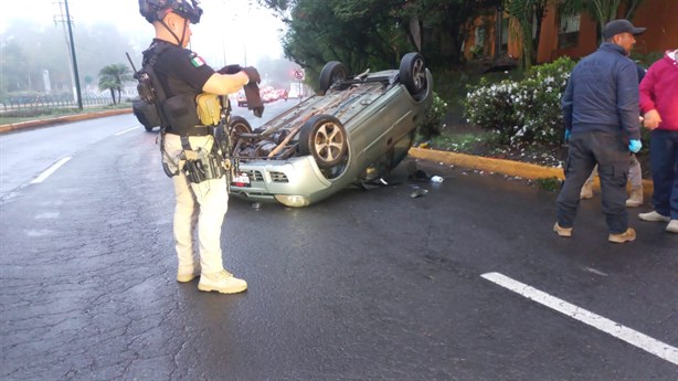 Accidente en Circuito Presidentes en Xalapa; auto vuelca frente a Facultad de Biología