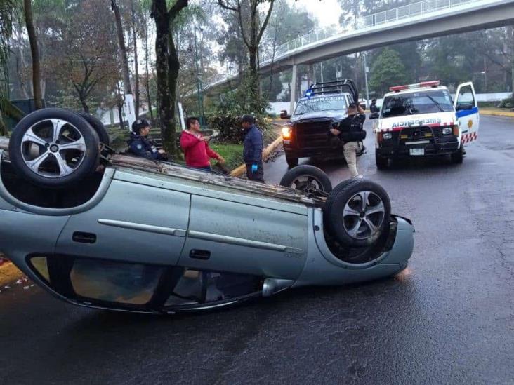 Accidente en Circuito Presidentes en Xalapa; auto vuelca frente a Facultad de Biología