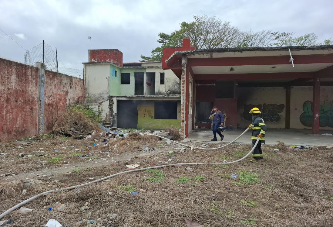 Persona en situación de calle provoca incendio en terreno baldío en Veracruz