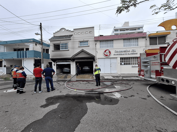 Bomberos salvan a una perrita y evitan incendio de auto en fraccionamiento Virginia de Boca del Río