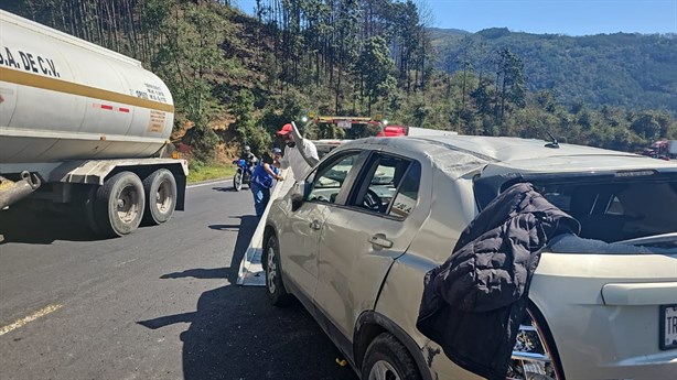 ¡Perdió el control! Vuelca camioneta en la autopista Orizaba-Puebla