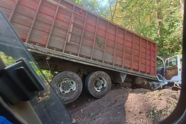 ¡A nada! Camión de carga casi cae por un barranco en Coscomatepec (+VIDEO)