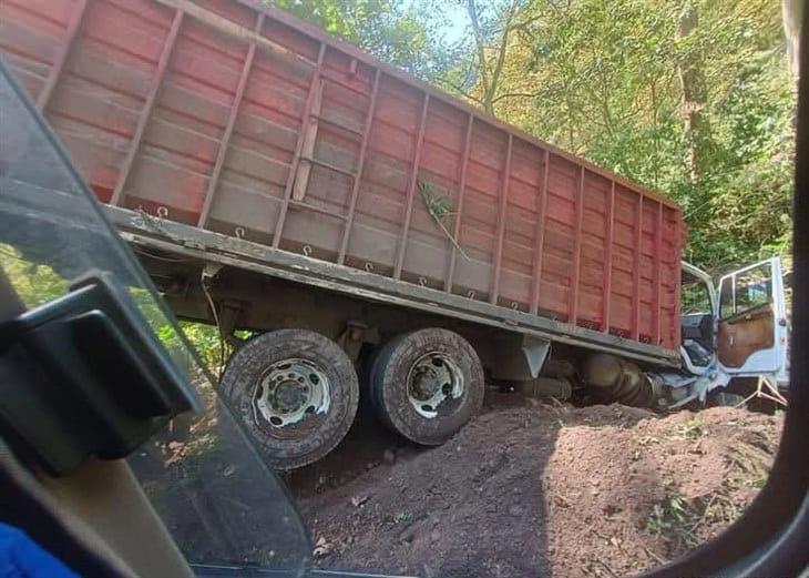 ¡A nada! Camión de carga casi cae por un barranco en Coscomatepec (+VIDEO)