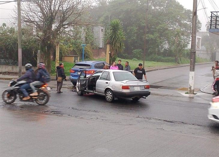 Choque lateral entre camioneta y auto deja tres lesionados en carretera a Atzacan