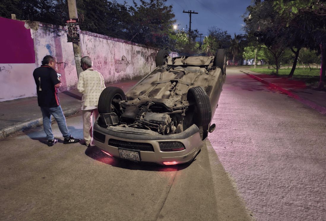 Auto se estrella contra poste y vuelca en Infonavit Buena Vista de Veracruz