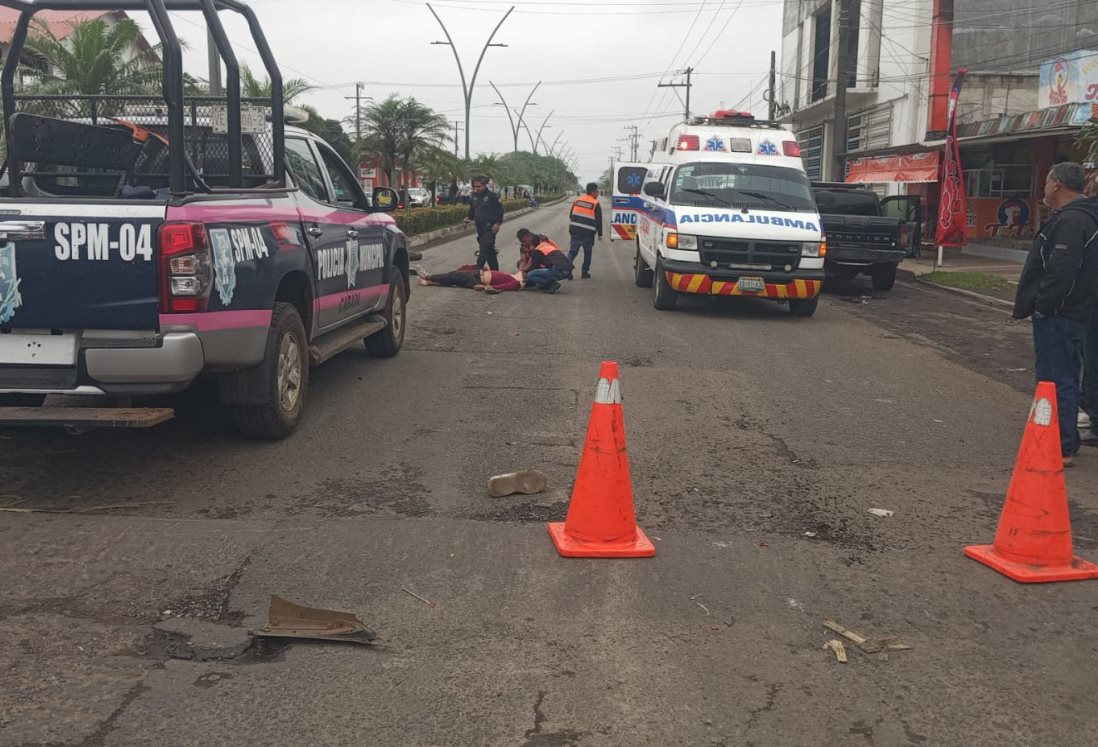 Motociclista choca contra camioneta en Ángel R. Cabada y resulta herido