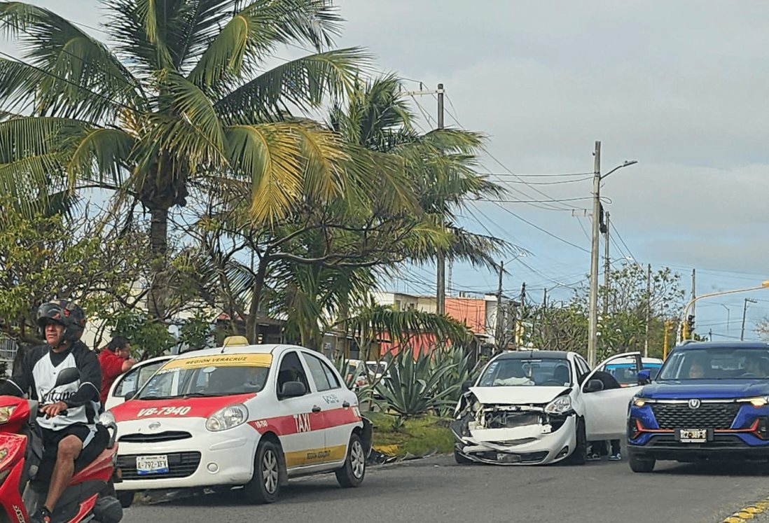 Auto choca por alcance a taxi en Laguna Real, Veracruz