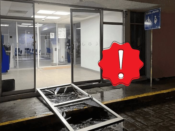 ¡Que susto! se cae puerta en sucursal Citi Banamex en Misantla