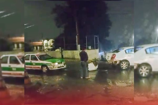 ¡Encontronazo! taxi choca contra un auto en Xalapa