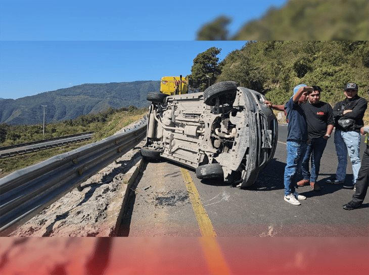 ¡Perdió el control! Vuelca camioneta en la autopista Orizaba-Puebla