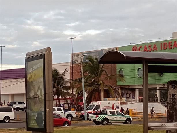 Se registra incendio en comercio del municipio de Boca del Río; personal de bomberos combate el fuego