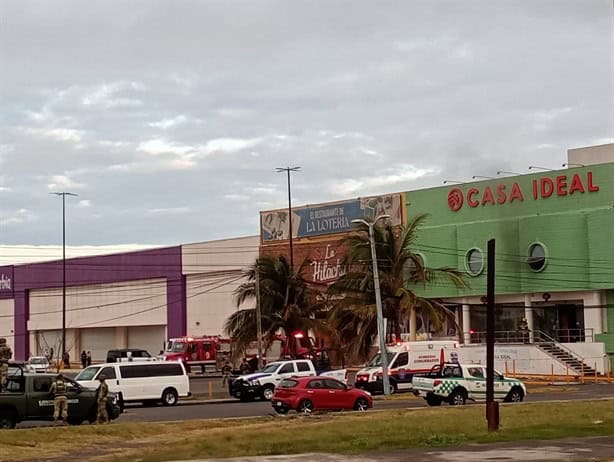 Se registra incendio en comercio del municipio de Boca del Río; personal de bomberos combate el fuego