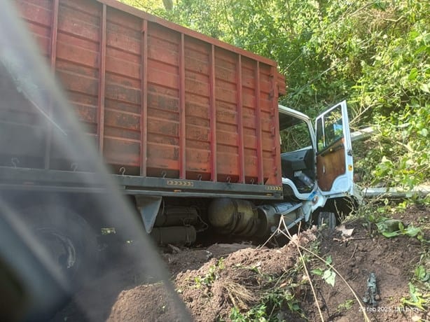 ¡A nada! Camión de carga casi cae por un barranco en Coscomatepec (+VIDEO)