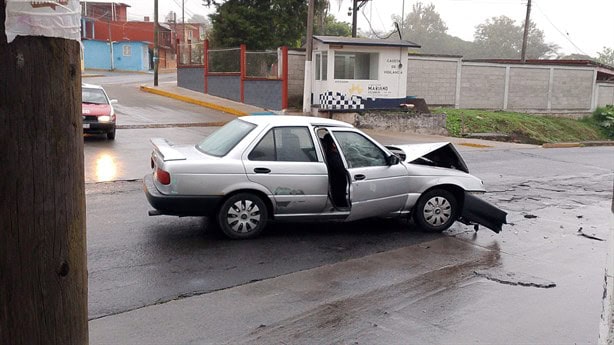 Choque lateral entre camioneta y auto deja tres lesionados en carretera a Atzacan