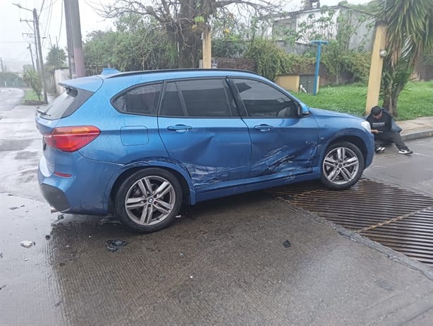 Choque lateral entre camioneta y auto deja tres lesionados en carretera a Atzacan