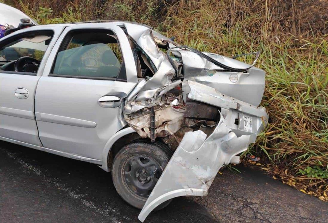 Auto invade carril y es impactado por autobús de pasajeros en Paso de Ovejas, Veracruz