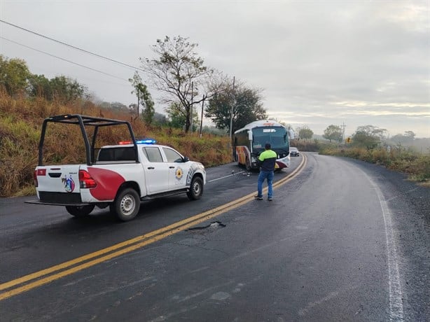 Auto invade carril y es impactado por autobús de pasajeros en Paso de Ovejas, Veracruz