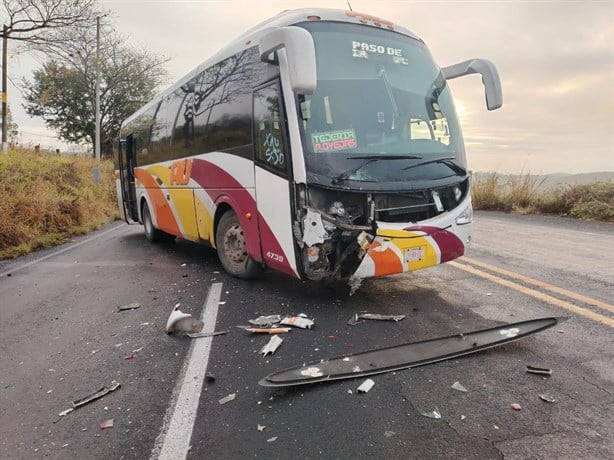 Auto invade carril y es impactado por autobús de pasajeros en Paso de Ovejas, Veracruz