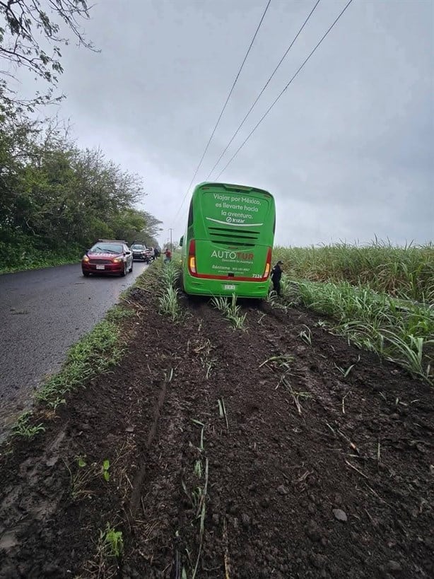 Autobús de turistas sufre accidente en la carretera entre El Trópico y Montepío