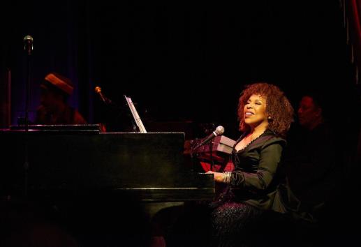 La legendaria cantante Roberta Flack conocida por éxitos como 