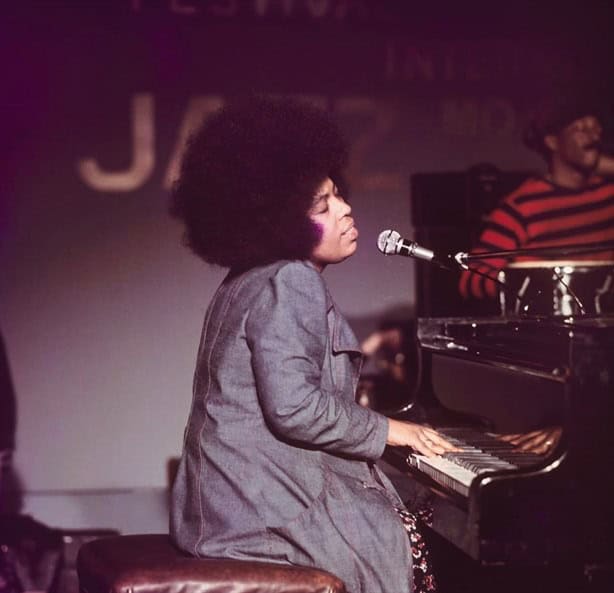 La legendaria cantante Roberta Flack conocida por éxitos como Killing Me Softly falleció a los 88 años