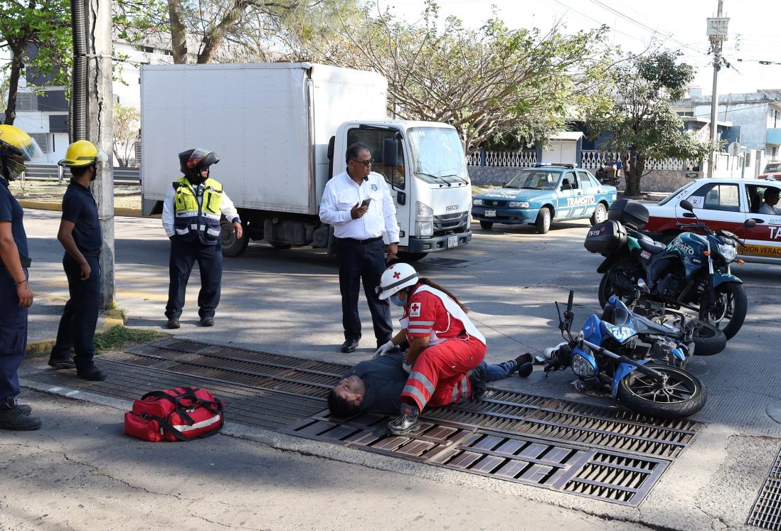 Chocan moto y taxi en la colonia Miguel Alemán, en Veracruz